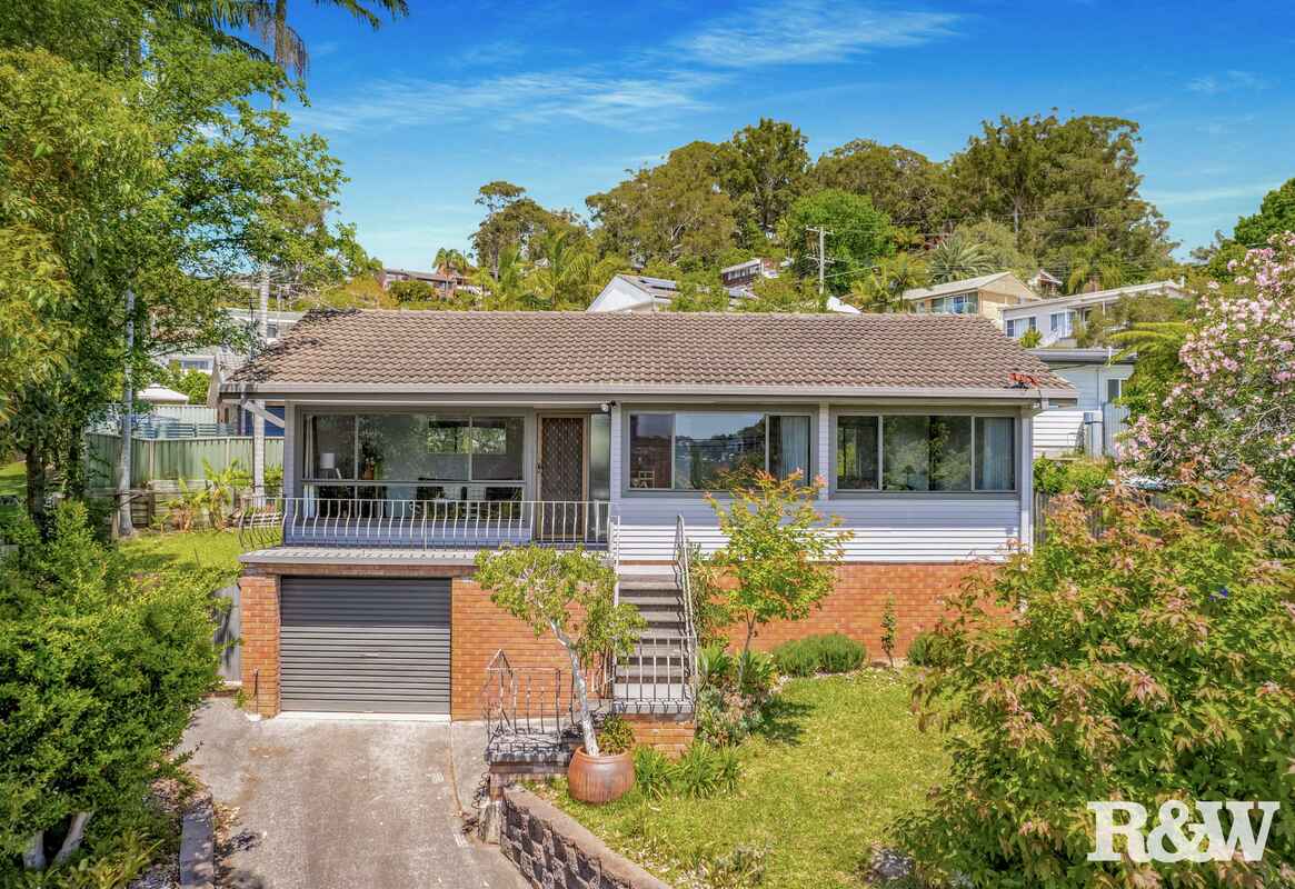 Modern home in Central Location with views out to Brisbane Waters and Gosford CBD