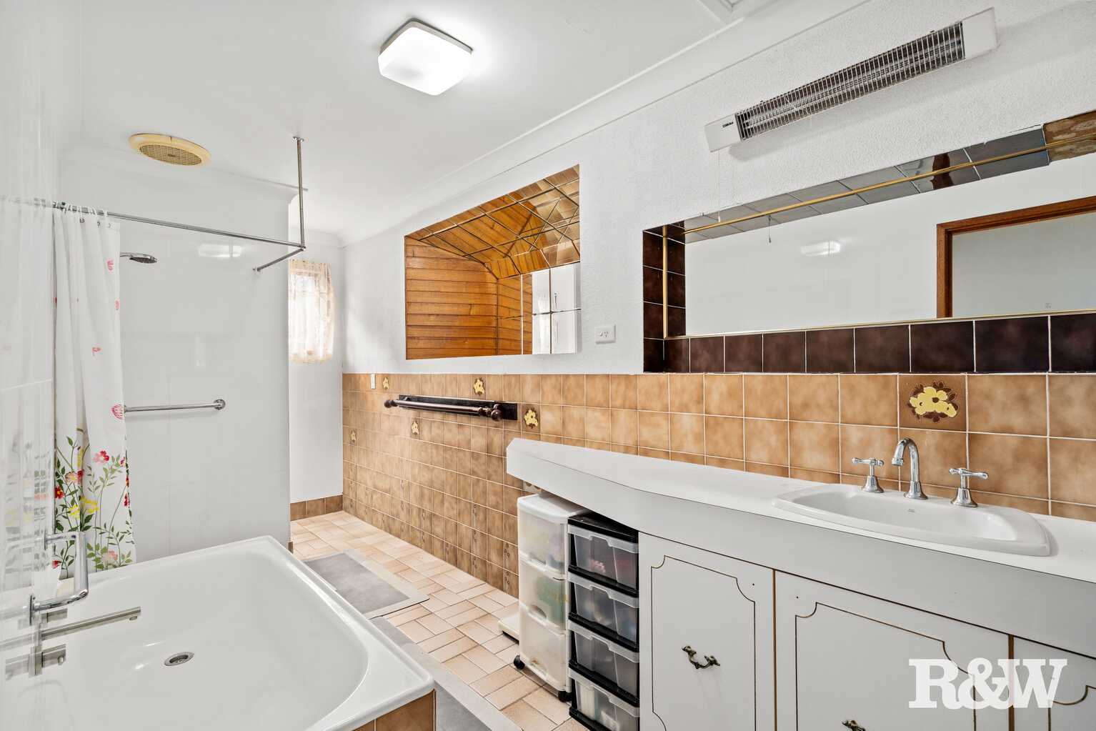 30 Matthews Parade Point Clare 30 Matthews Parade Point Clare